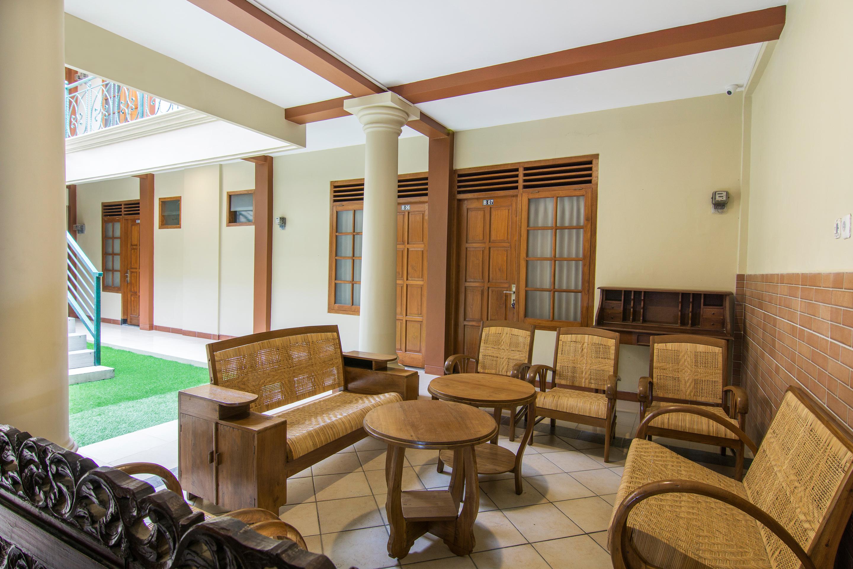 Super Oyo 890 Dewi Fortuna Guest House Maguwo Extérieur photo